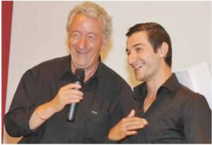 Jean-Philippe Rapp avec Rame Ganaj, qui a suivi une formation de manutentionnaire dans un commerce au Landeron.