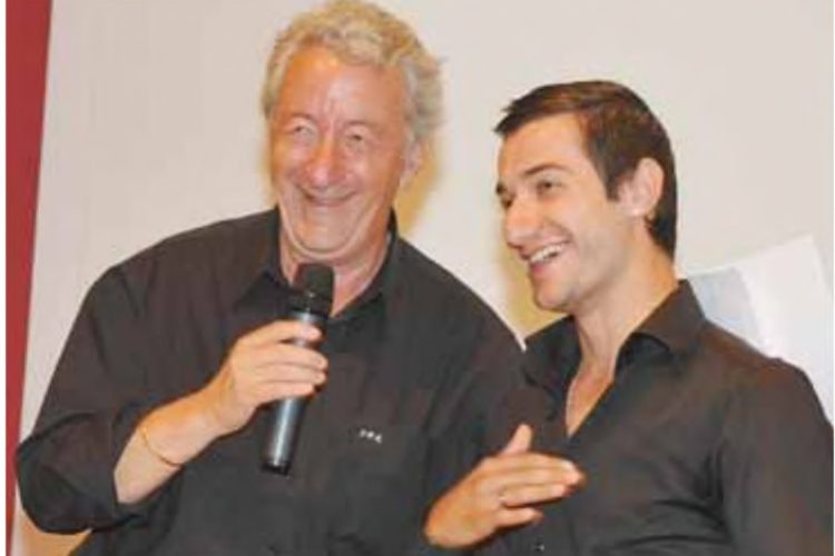 Jean-Philippe Rapp avec Rame Ganaj, qui a suivi une formation de manutentionnaire dans un commerce au Landeron.
